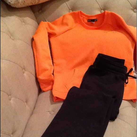 Woman’s MD/M Loose/coupe UA Crew neck Sweatshirt - Picture 8 of 8